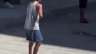 بازی فوتبال کودک بی‌دست و پا