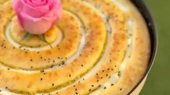 طرز تهیه کیک پنیری حلزونی؛ کیک وانیلی با روکش پنیری