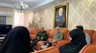 حضور قالیباف در منزل شهیدان خادمی و نصیرزاده
