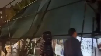 فیلم سقوط داربست در طوفان شدید گیلان / لحظه به لحظه اش را ببینید