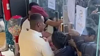 هجوم زنان عربستانی شیشه فروشگاه را شکست