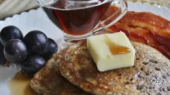 صبحونه فردا: طرز تهیه پنکیک با شیره انگور؛ صبحانه‌ای خوشمزه و انرژی‌بخش بدون شکر سفید
