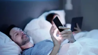 تاثیر عجیب استفاده زیاد از موبایل در رابطه زوج‌ها