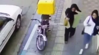 لحظه سرقت برق‌آسای موبایل یک خانم در پیاده‌رو