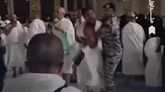 زائر عمره در کعبه دچار حالت جنون شد
