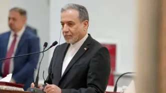 زبان بدن  عراقچی هنگام صحبت درباره قصد ترامپ برای تسلیم دو روزه ایران