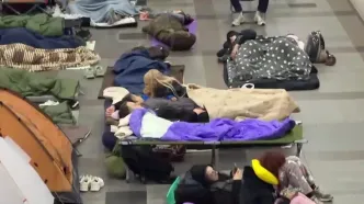 پناه گرفتن اوکراینی‌ها در کی‌یف هنگام حمله پهپادی روسیه