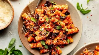 ناهار امروز: طرز تهیه ماکارونی با بادمجان؛ یک ترکیب متفاوت و خوش‌طعم برای سفره ایرانی!