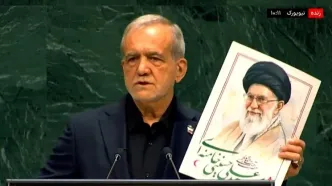 تصویر رهبر شهید انقلاب در دست رئیس جمهور در سازمان ملل +عکس