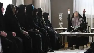 آموزش کوک‌کردن صدا برای مداحی توسط یک خانم جلسه‌ای
