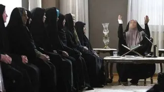 آموزش کوک‌کردن صدا برای مداحی توسط یک خانم جلسه‌ای