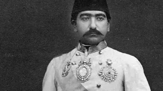 عکس یادگاری «کامران میرزا پسر ناصرالدین‌شاه» در کنار جمعی از درباریان