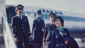 دو مهماندار خانمِ ایران ایر روی پله‌های هواپیما؛ دهه ۴۰