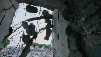 آثار بمباران مدرسه میناب روی صورت محمد