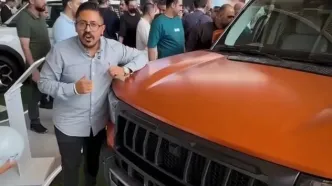 آسیب مردم به خودروها در نمایشگاه خودروی ایران/از شکستن کاپوت  تا سرقت کارت خودرو