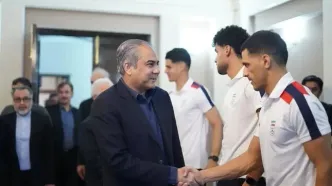 دیدار تصادفی اعضای تیم ملی با وزیر کشور پاکستان در فرودگاه مهرآباد