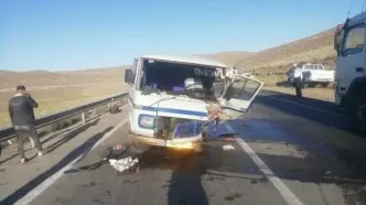برخورد مرگبار یک مینی‌بوس با پژو ۴۰۵ در بزرگراه کردستان؛ ۳ فوتی و ۱۷ مصدوم