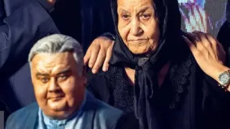 مادر اکبر عبدی در کنار تندیس پسرش + عکس