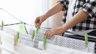 لباس‌ها را داخل خانه خشک می‌کنید؟ این عادت ساده می‌تواند برای سلامتی‌تان دردسرساز شود!