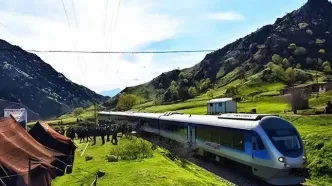 سرعت قطارهای مسافربری تهران - مشهد به‌ چند کیلومتر بر ساعت می‌رسد؟