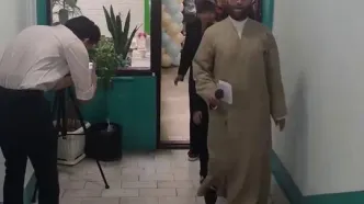 آموزش رژه نظامی به دانش‌آموزان توسط یک روحانی