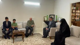 حضور قالیباف در منزل شهیدان خادمی و نصیرزاده
