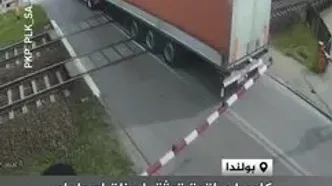 تصادف شدید قطار مسافربری با کامیون