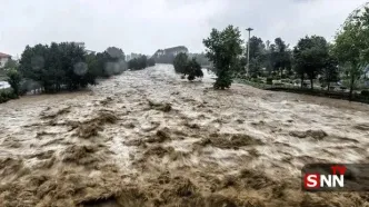 قایق‌سواری مردم رشت وسط خیابان‌های آب‌گرفته