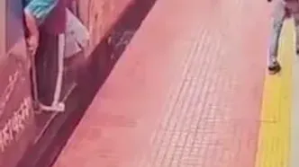 نجات نفس‌گیر مسافر پس از کشیده شدن کنار قطار
