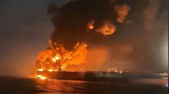 آتش‌سوزی شدید در نفتکش پس از اصابت پرتابه در تنگه هرمز