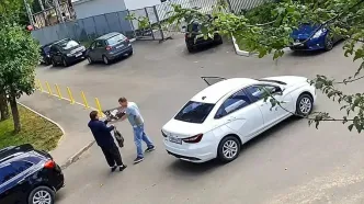 فیلم کتک‌ زدن زن وسط خیابان به خاطر عبور نکردن از خط عابر