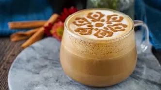 عصرونه امروز: طرز تهیه لاته دارچینی؛ یک فنجان گرم و خوش‌عطر برای عصرهای پاییزی!