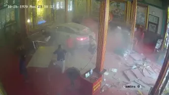 ورود ناگهانی خودرو به زیارتگاه و زیر گرفتن حاضران