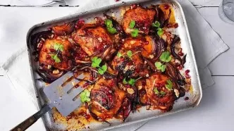 مرغ با رب انار و آلو؛ یک غذای خوشمزه و فوری