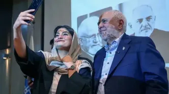 قاب‌های برگزیده جهان؛ از فرود فضاپیمای ایلان ماسک تا سلفی با ظریف
