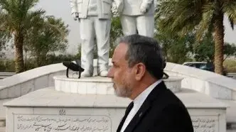 ویدئو؛ ادای احترام عراقچی به یادبود شهید قاسم سلیمانی