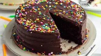 طرز تهیه کیک خیس شکلاتی با ماست؛ کیکی نرم و مرطوب با طعم قنادی‌ها