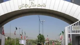 تجمع نیروهای خدماتی مجموعه آزادی مقابل وزارت ورزش؛ سه ماه بدون حقوق!