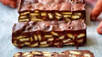 طرز تهیه شکلات تخته‌ای با بیسکویت؛ یک شیرینی خوشمزه و خانگی بدون نیاز به فر!