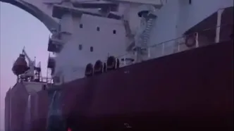 انفجار دو سوپرنفتکش متخلف پس از برخورد با مین و رها شدن آن توسط خدمه در ساحل جنوبی تنگه هرمز