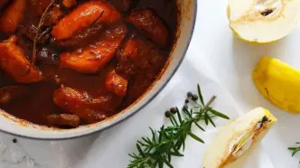 ناهار امروز: طرز تهیه خورش بِه آلو با رب انار؛ خورشتی خوش‌رنگ با طعم ملس و متفاوت!