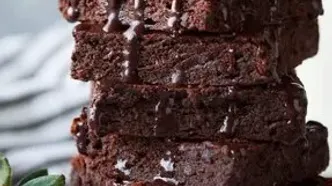 طرز تهیه کیک براونی رژیمی شکلاتی بدون شکر و آرد