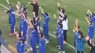جشن آبی‌ها پس از شکست سپاهان؛ شادی بازیکنان و هواداران بانوان استقلال