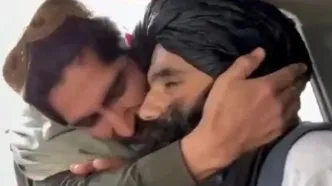 بذل و بخشش رهبر طالبان در ازای دست‌بوسی