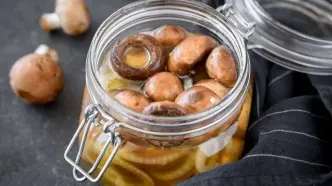 طرز تهیه ترشی قارچ درسته و خوشمزه؛ با چند ماده ساده و عطر سیر و سبزیجات