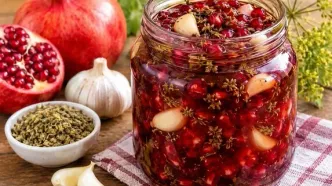 طرز تهیه ترشی انار با گلپر و سیر؛ یک چاشنی خوش‌رنگ و خوشمزه برای غذاهای ایرانی!