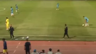 اعتراض شدید کادرفنی شمس آذر قزوین به کمک داور و اخراج مربی شمس‌آذر + ویدئو