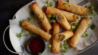 طرز تهیه رول گوشت و پنیر با پیاز کاراملی