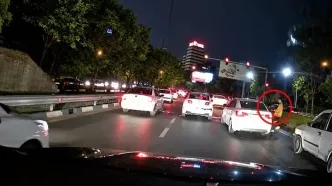 موبایل قاپی در ترافیک همت از داخل کیا سراتو / راننده ماشین در حال حرکت را رها کرد و تصادف هم شد