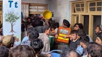 سقوط سقف مدرسه در پیشاور پاکستان منجر به مرگ ۱۷ دانش‌آموز شد